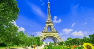 View of the Eiffel Tower- and- Parisian landmarks -in -December, -with -Christmas- markets -and -festive -decorations -creating -a -romantic -atmosphere